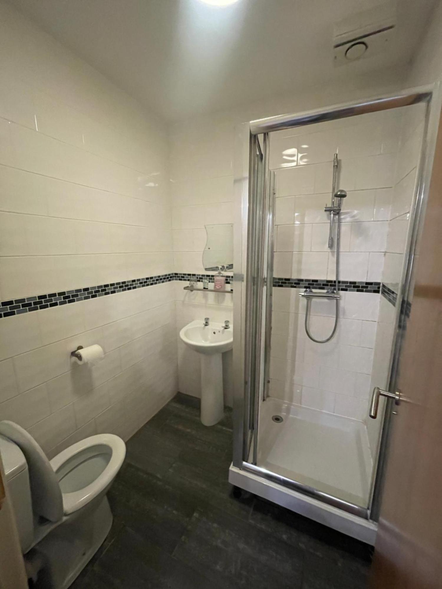 Abbey Guest House Милтон-Кейнс Экстерьер фото